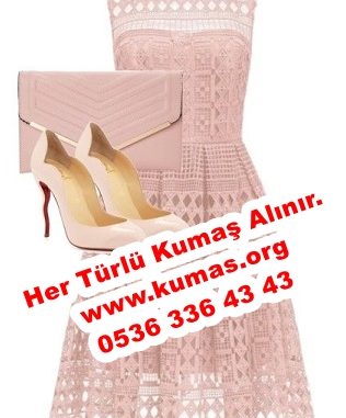 Dantel Modeli Dantel kumaş Alan Dantel Örnekleri. Dantel kumaş alan genellikle işlemeli kumaşlar olarak da adlandırılan işlemeli kumaşları ifade eder. Günümüzde dantel kumaşlar genellikle giysilerde aksesuar olarak kullanılmaktadır. Enfes lüks ve romantik özelliklerinden dolayı, ana malzeme olarak dantel kumaşların sıklığı giderek artmıştır. Genellikle diğer kumaşları kaplayan ve bir kadının muhteşem figürünü yansıtabilen küçük artı veya düz desenler için kullanılır. Yardımcı malzeme olarak dantel kumaş kullanılıyorsa, herhangi bir tarzda kullanılabilir. Kumaş parçası satanlar. Yazımızda dantel kumaşlar ile ilgili hangi tür dantel kumaşlar olduğu gibi soruları cevaplamaya çalışacağız. Bu dantel kumaşların avantajları ve dezavantajları nelerdir ve bakımı nasıl yapılır? Ve diğer sorunlar. Dantel kumaş nedir? Dantel kumaş, jakarlı veya işlemeli içi boş kumaştır, güçlü üç boyutlu etkiye sahiptir. Üst düzey dantel kumaş yumuşak, ışıltılı görünüyor ve çok güzel bir görünüme sahip; Düşük kaliteli dantel kumaşlar, kaba ve sıkılaştırıcı bir his verir. Başlangıçta, dantel kumaşlar Çin'de ağırlıklı olarak giysi malzemeleri ve yardımcı malzemeler olarak kullanıldı. Daha sonra dantel kumaşların lüks, seksi ve romantik özelliklerinden dolayı yavaş yavaş giyimin ana malzemesi haline geldi ve artık hazır giyim sektörünün hakim kumaşı haline geldi. Dantel kumaş çeşitleri nelerdir? Farklı dantel kumaşların özellikleri. Piyasada dört ana tip dantel kumaş kullanılmaktadır. Onlar: Yüksek elastik jakarlı dantel lifleri Jakarlı dantel örgü Dantelleri döşeyin Pamuk tığ işi dantel Kumaş alımı yapanlar. Bir sonraki bölümde, bu dört çeşit dantel kumaşın bilgisinin yanı sıra bu dantel kumaşların avantaj ve dezavantajlarını ve bunların nasıl korunacağını tanıtacağız, keyfini çıkarın! Yüksek elastik jakarlı dantel lifleri Yüksek elastik jakarlı elyaf dantel, polyester ve spandeks elyaflardan dokunmuştur. Kot parçası alanlar. Yüksek elastikiyetli jakar elyaf dantel ayrıca polyester ve spandeks elyafların belirli özelliklerine sahiptir, böylece iyi aşınma direncine, aşınma direncine sahiptir ve geleneksel jakarlı dantel kumaşın yapısını kolayca iyileştirir. Aynı zamanda kumaşı daha stabil hale getirir ve deforme olmasını kolaylaştırır. Yüksek elastik jakarlı dantelin özellikleri Likralı kumaş alanlar. Yüksek elastik jakarlı dantel, polyester ve spandeks liflerinin belirli özelliklerine sahiptir, bu da birçok avantaja sahip olmasını sağlar. Yüksek elastikiyetli lifli jakarlı dantel, iyi aşınma direncine ve aşınma direncine sahiptir. Geleneksel jakarlı dantel kumaşın kolayca zarar gören eksikliklerini iyileştirin Jakarlı kumaş satan yerler. Lifli yüksek elastik jakarlı dantel, iyi bir stabiliteye sahiptir. Uzun süreli kullanım ve temizlik yine de kumaşın deforme olmasını engeller Parça kumaş satan yerler. Yüksek elastik jakarlı elyaf dantel, mükemmel elastikiyet ve rahatlığa sahiptir. Spandeks bir çeşit elastik elyaftır. Liflerdeki yüksek elastik jakarlı dantellerin esnekliği, yünün elastikiyetiyle karşılaştırılabilir. Kilo kadife fiyatları. Güçlü kurtarma performansına sahiptir. Bu, jakar liflerinden yapılmış giysileri, vücuda hapsedilmeyecek ve giysinin rahatlığını artıracak oldukça elastik hale getirir. Yüksek elastik lifli jakarlı dantelin yıkanması ve bakımı Kilo kumaş fiyatları. Yüksek elastik jakarlı elyaf dantel her zamanki gibi temizlenebilir ve bakımı yapılabilir. Bu arada, jakarlı danteller düşük sıcaklıkta ütülenebilir. Kumaşın yapışmasını ve hasar görmesini önlemek için cihazın havluya sarılması gerektiğini unutmayın. Jakarlı dantel örgüsünün tanımı ve sınıflandırılması Kumaş alan. Jakarlı örgü dantel, polyester ve pamuk liflerinden dokunmuştur. İnsanlar genellikle onu bileşim açısından iki türe ayırırlar: 1. Polyester kumaş alanlar ve pamuklu örgü jakarlı dantel (daha fazla polyester elyaf, daha az pamuk); 2. Örgü jakarlı pamuklu dantel. Her iki kumaş da polyester ve pamuk liflerinden dokunsa da özelliklerinde hala farklılıklar vardır. Penye kumaş kilo fiyatları. Polyester ve pamuklu örgü jakarlı dantel Parti Polyester kumaş alanlar ve pamuklu jakarlı örgü dantel, polyester ve pamuk liflerinin bazı özelliklerine sahiptir, bu da bu dantel kumaşın normal dantellere kıyasla daha güçlü bir his vermesini sağlar. Polyester (polyester elyaf) içeriğinin yüksek olması nedeniyle polyester ve pamuk jakarlı örgü dantel çok daha faydalıdır. Polyester iplik alanlar özellikleri, polyester ve pamuklu jakarlı örgü dantel temizleme yönteminin basit olmasının sebebidir.